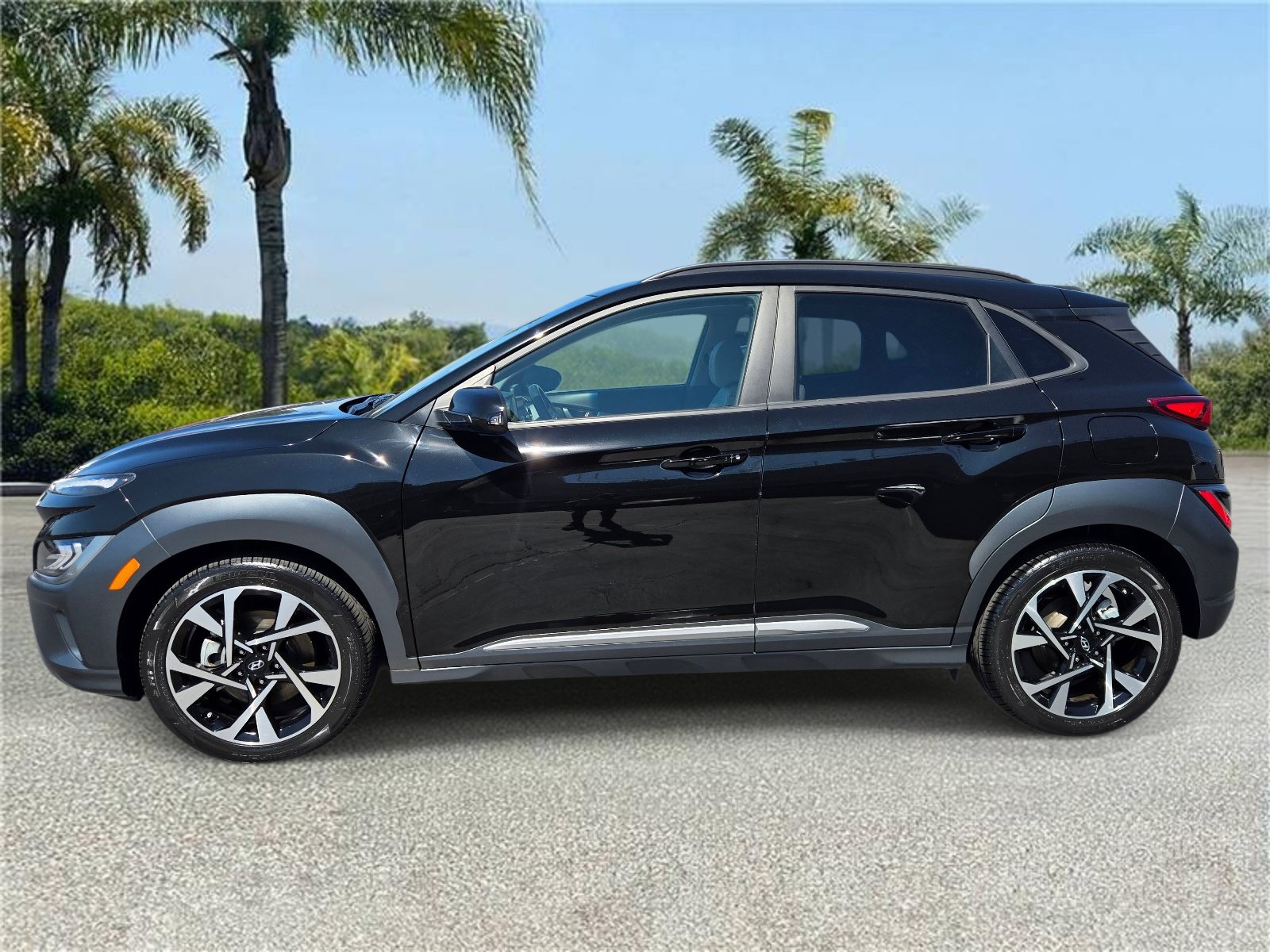 Used 2022 Hyundai Kona Limited FWD image 2