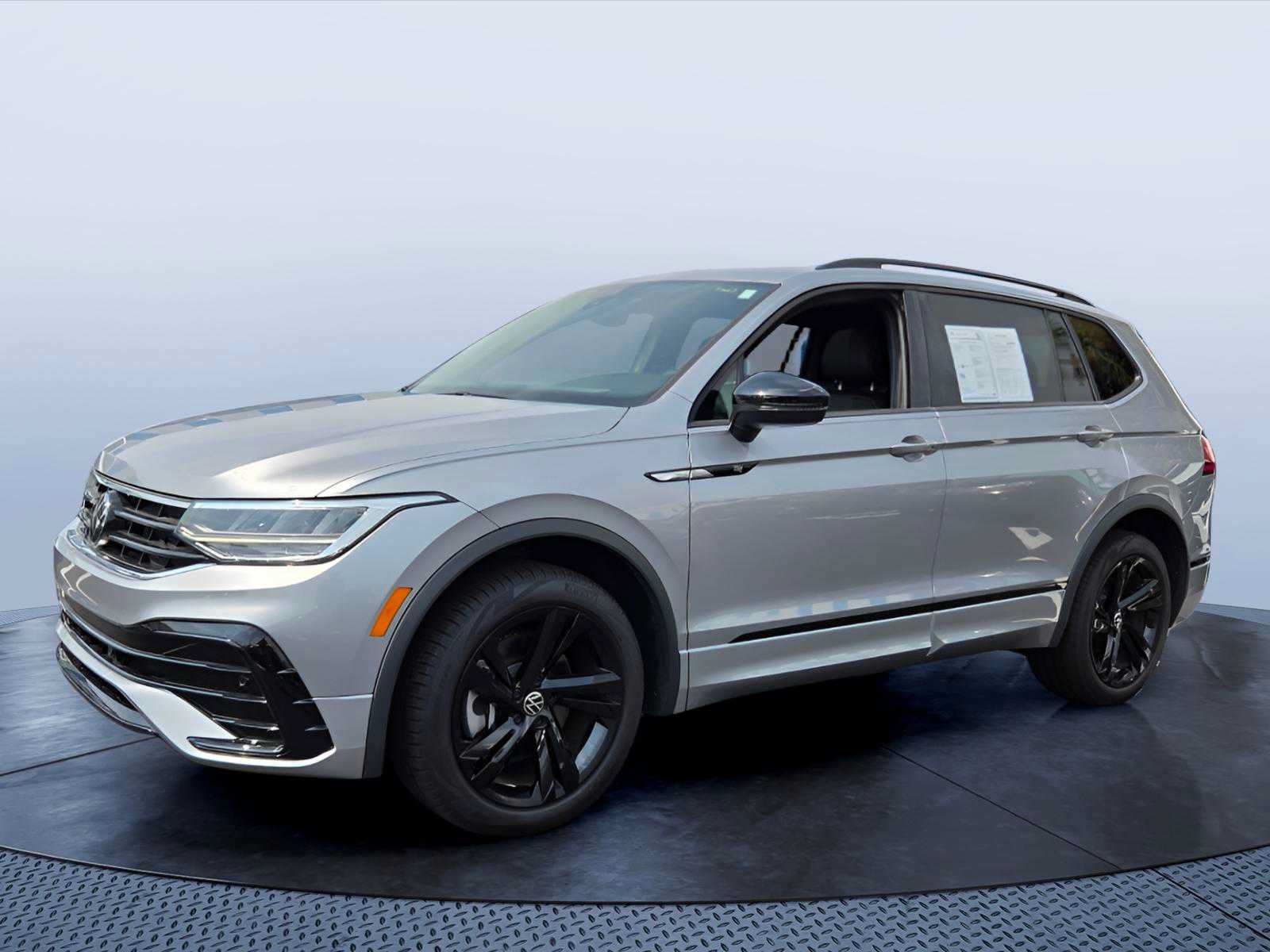 Used 2024 Volkswagen Tiguan SE R-Line FWD image 2