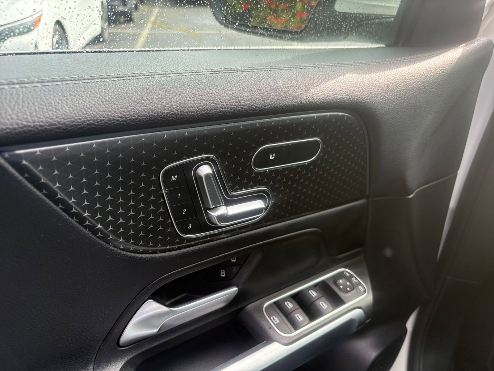Used 2025 Mercedes-Benz GLB 250 4MATIC image 23