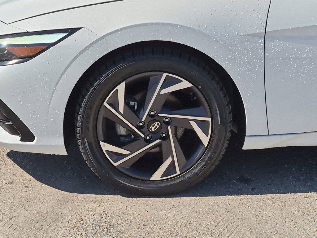 Used 2025 Hyundai Elantra Limited FWD image 11