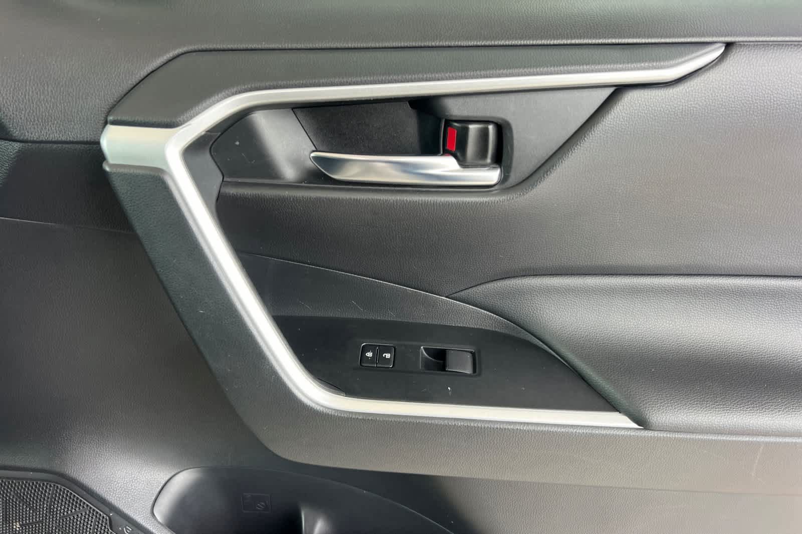 Used 2021 Toyota RAV4 XLE w/ Convenience Package FWD image 19