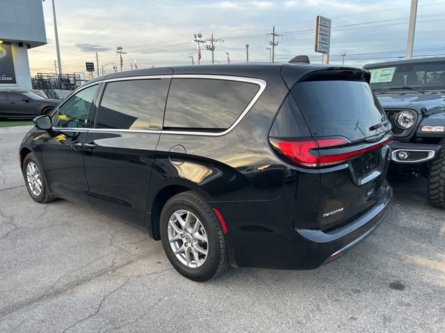 Used 2024 Chrysler Pacifica Touring-L image 2