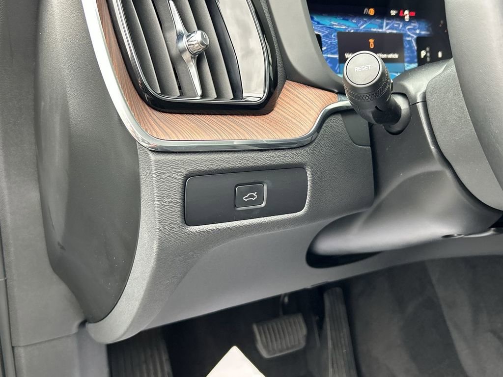 Certified 2023 Volvo XC60 B5 Plus AWD/4WD image 17