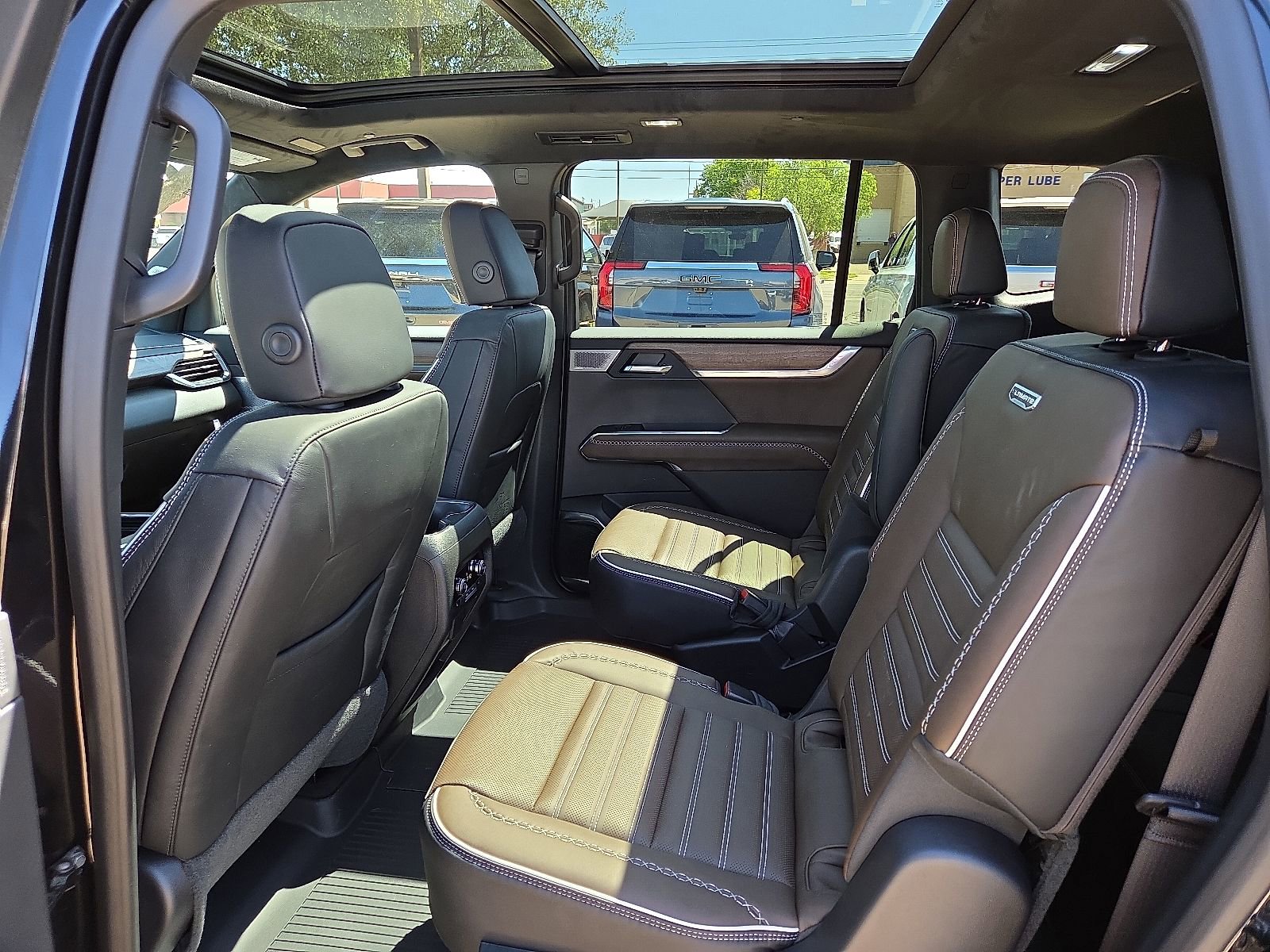 New 2026 GMC Acadia Denali Ultimate w/ LPO, Floor Liner Package AWD/4WD image 8