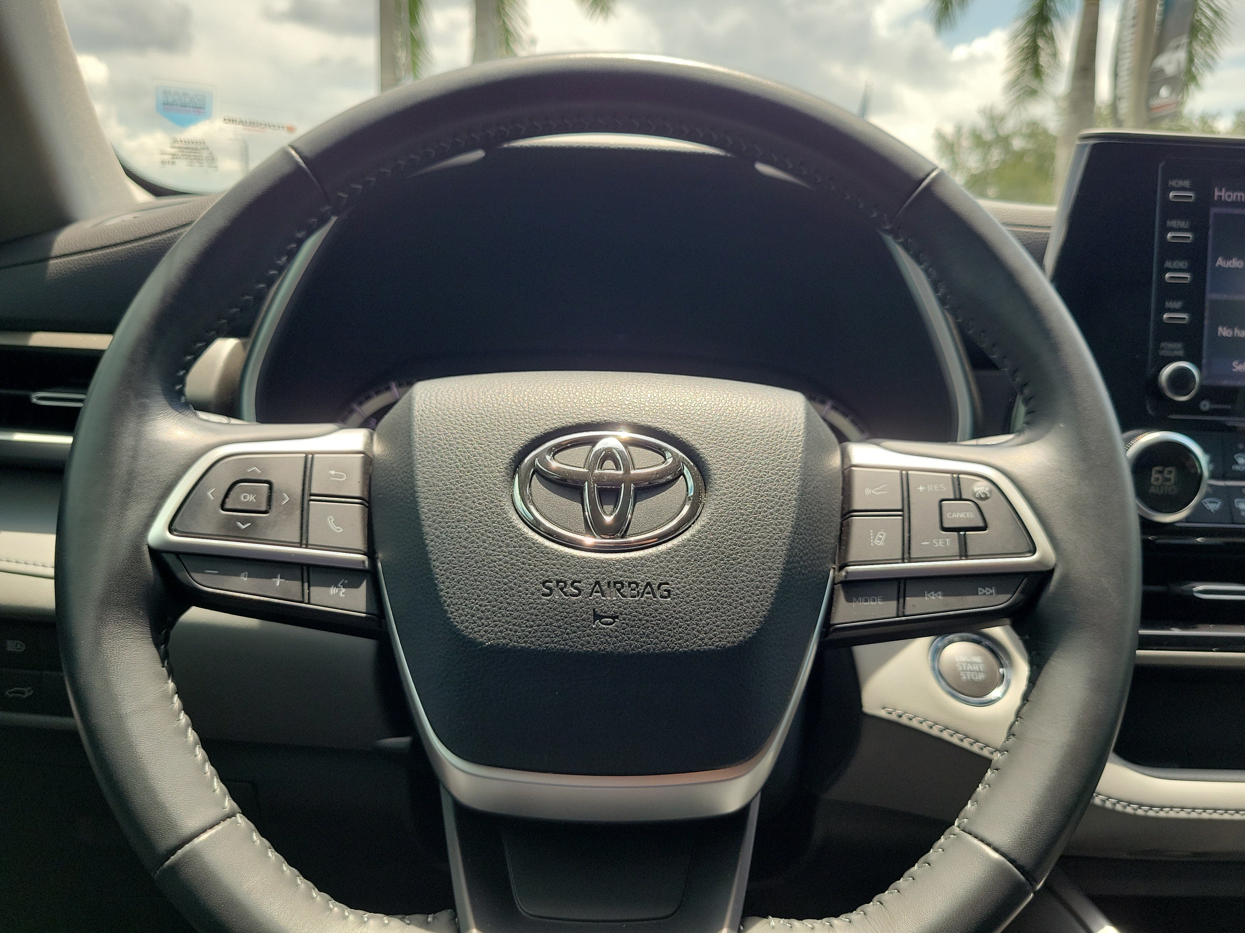 Used 2022 Toyota Highlander XLE FWD image 23