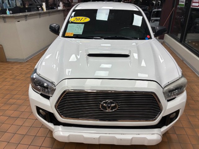 Used 2017 Toyota Tacoma TRD Sport w/ Tow Package image 4