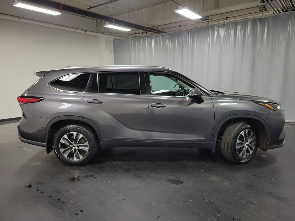 Used 2021 Toyota Highlander XLE image 9
