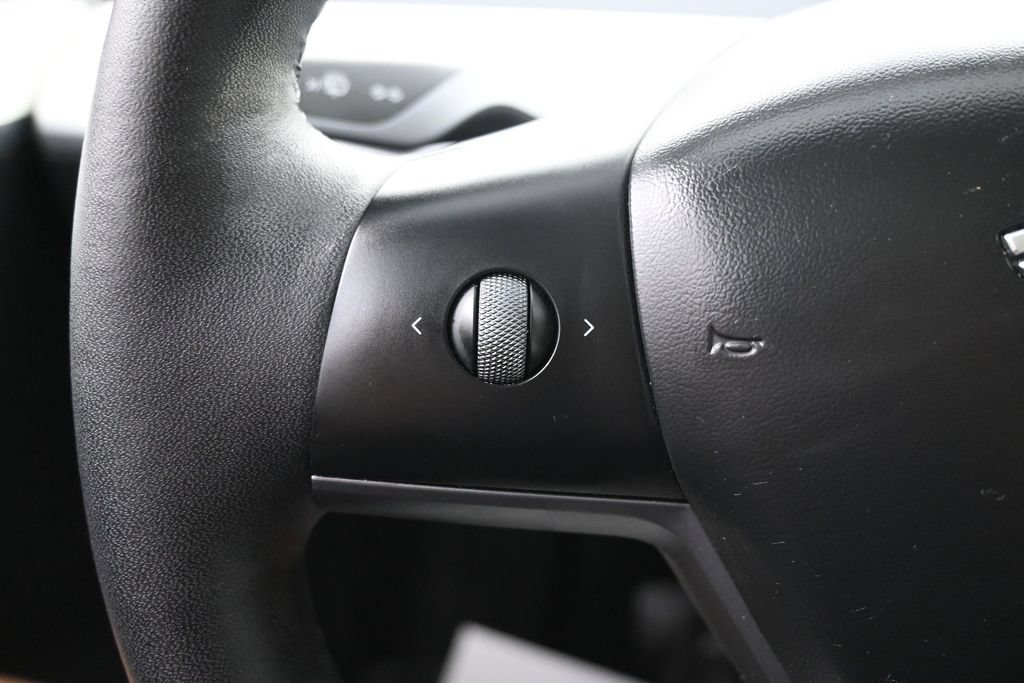 Used 2024 Tesla Model Y 2WD image 26