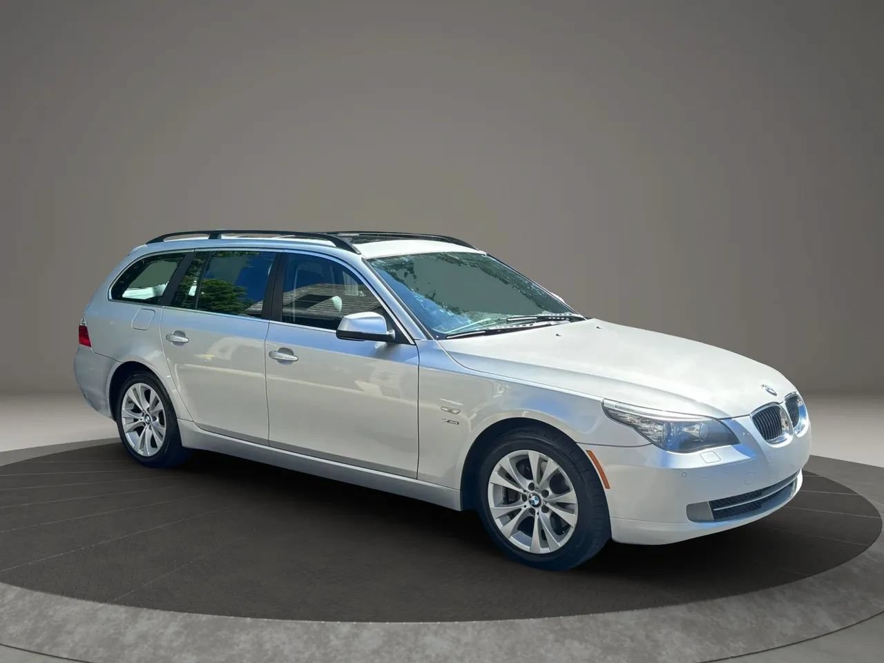 Used 2010 BMW 535i xDrive Wagon AWD/4WD image 4