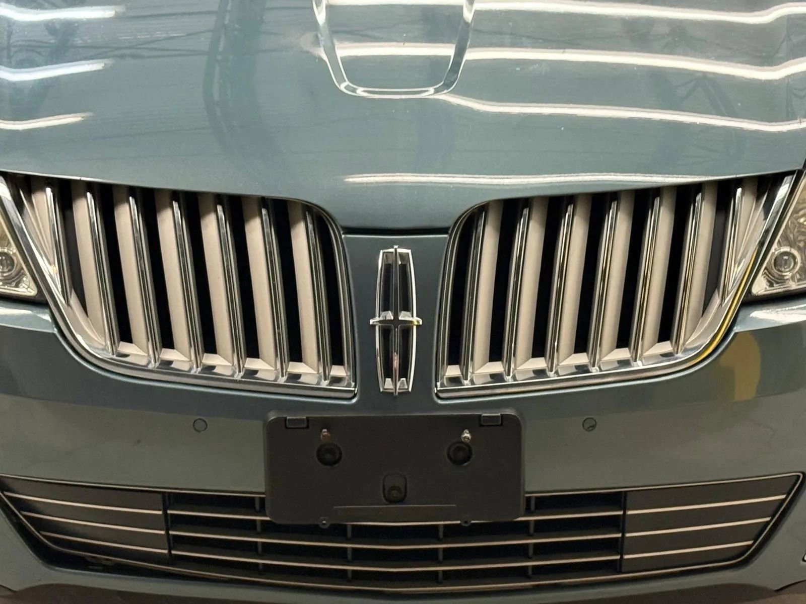 Used 2010 Lincoln MKS image 5