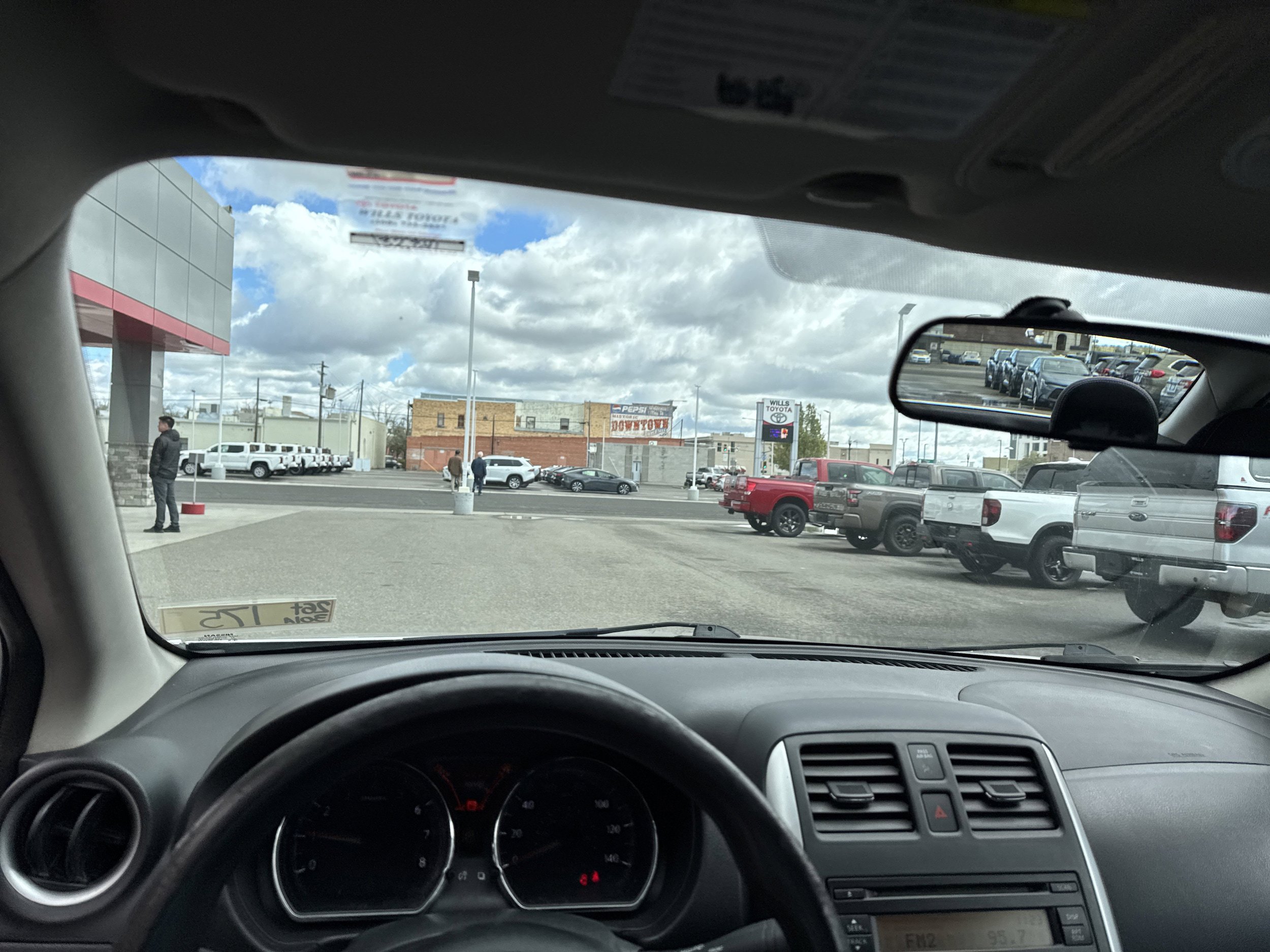 Used 2014 Nissan Versa SV w/ Convenience Package image 3
