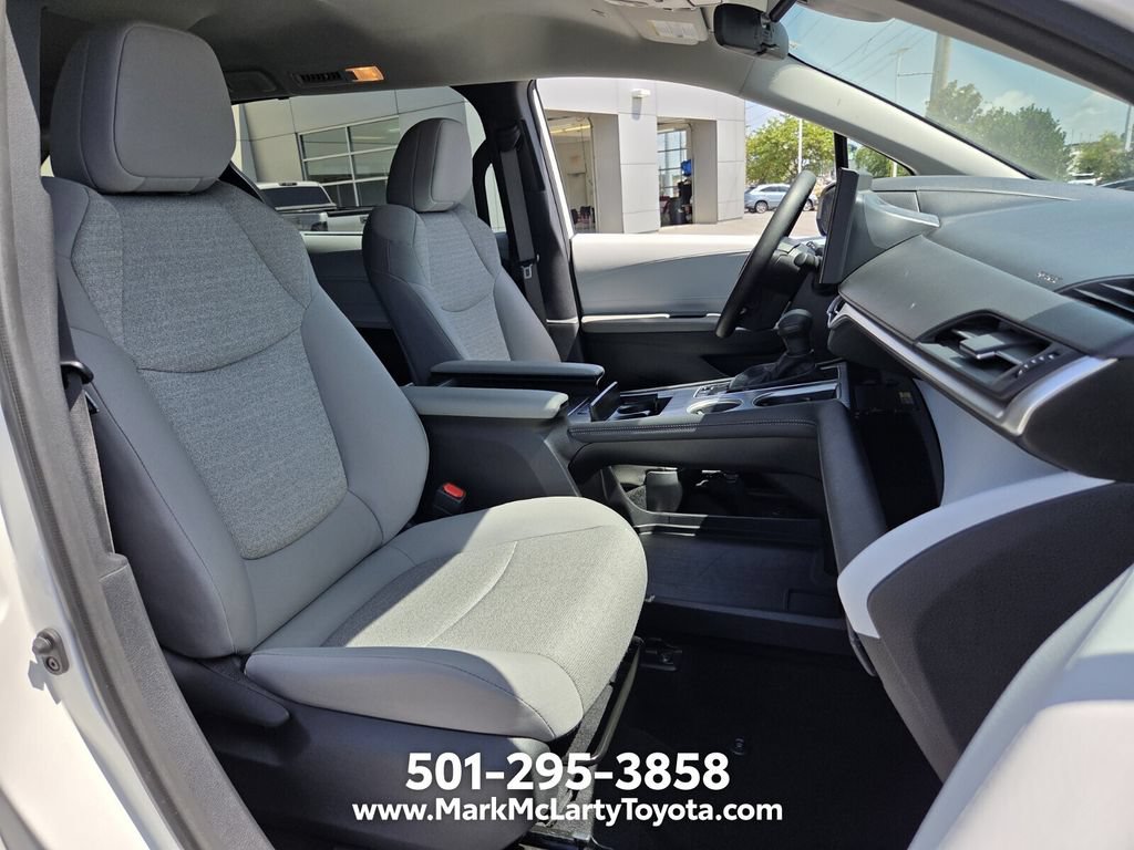 Used 2025 Toyota Sienna LE FWD image 16