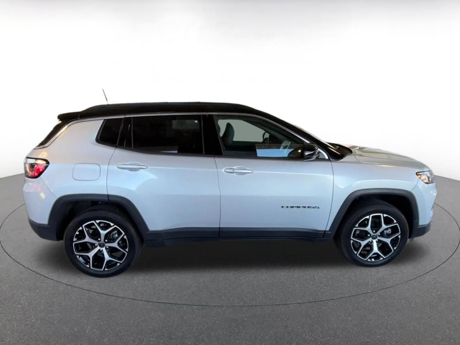 Used 2025 Jeep Compass Limited image 16