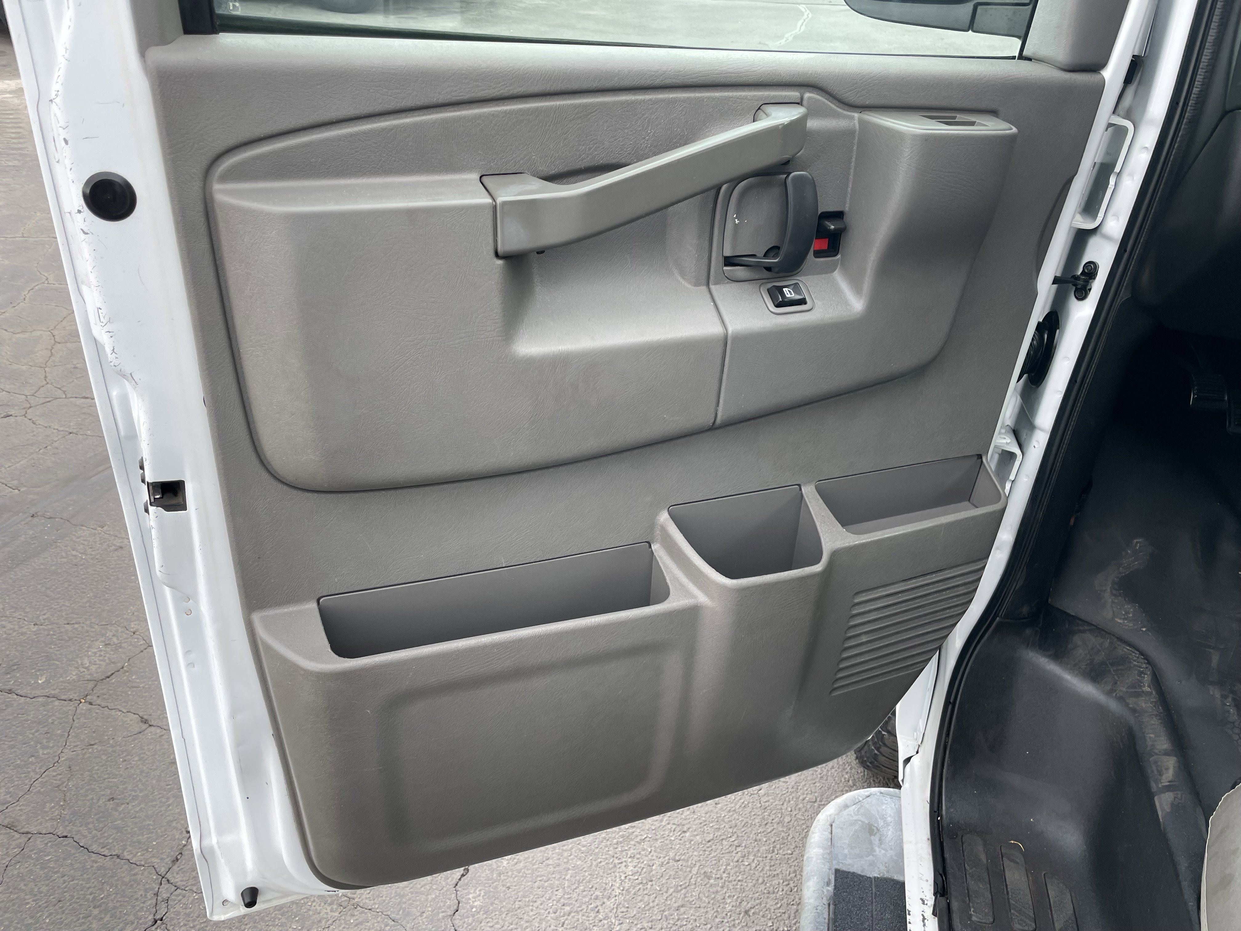 Used 2018 Chevrolet Express 2500 w/ Driver Convenience Package image 14