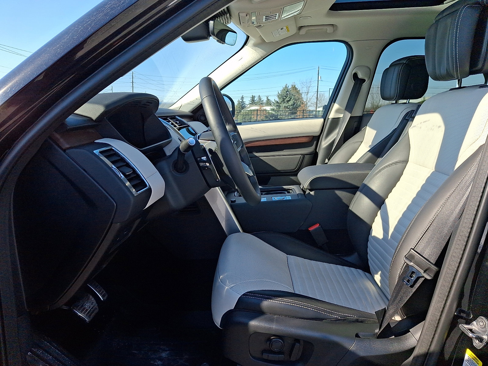 Used 2025 Land Rover Discovery Dynamic SE image 13