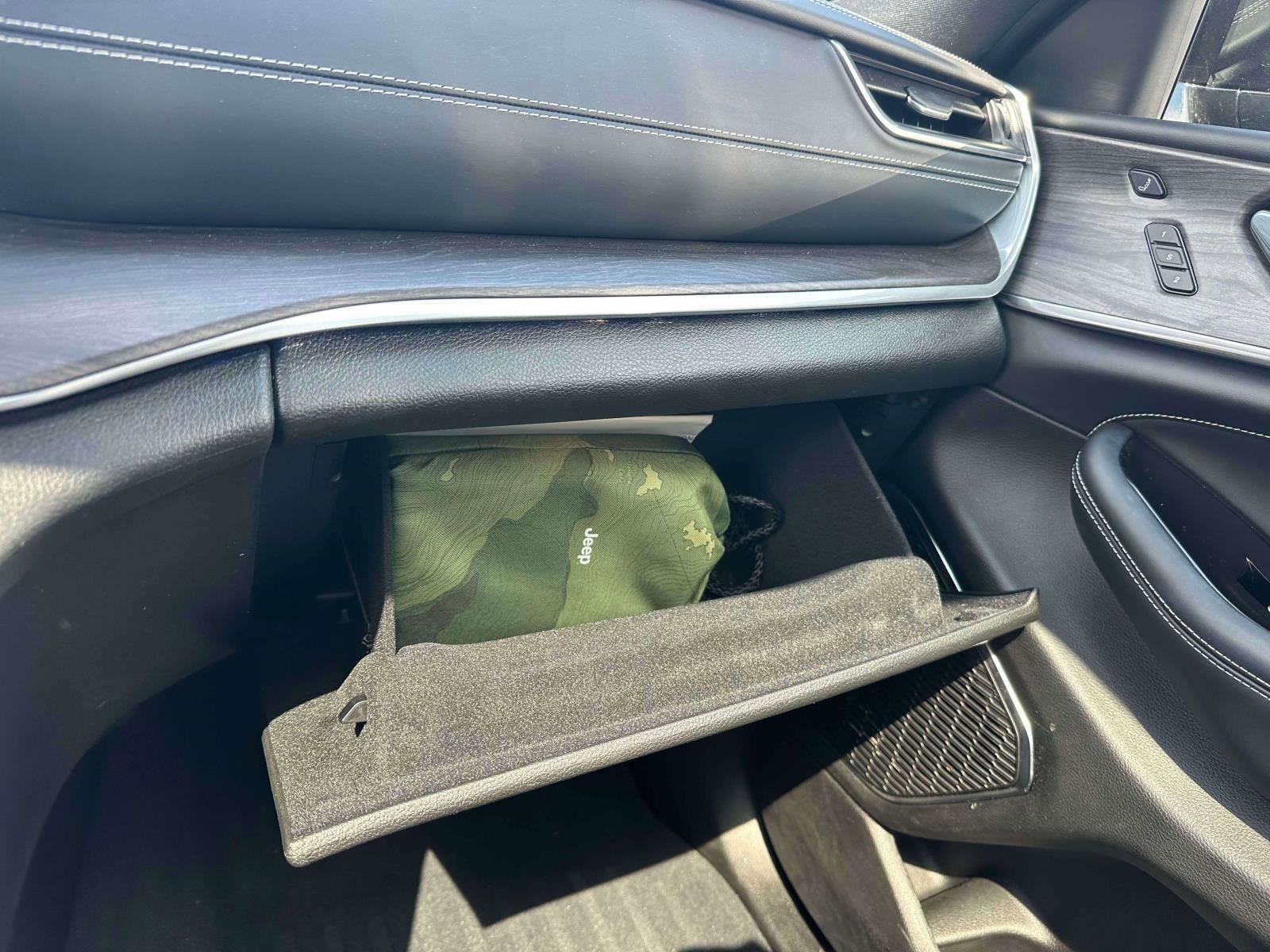 Used 2023 Jeep Grand Cherokee Overland w/ Luxury Tech Group IV image 35