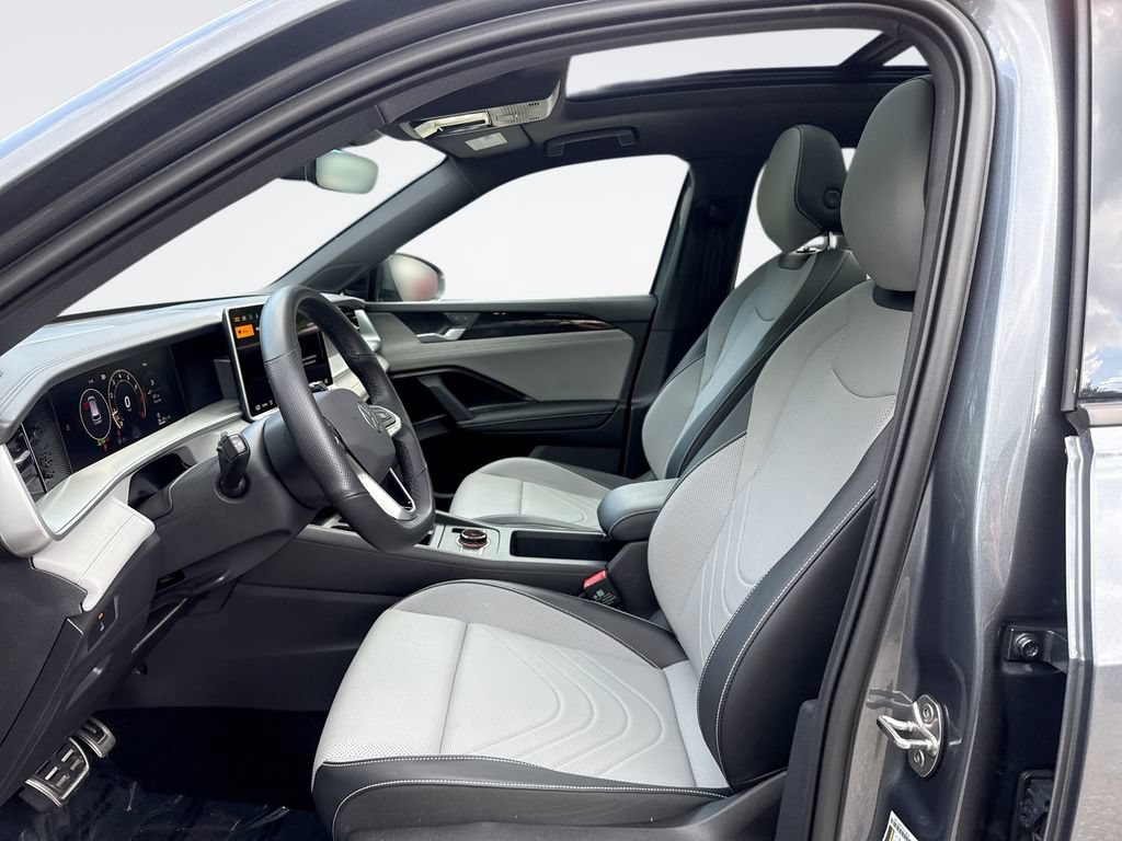Used 2025 Volkswagen Tiguan SE R-Line AWD/4WD image 13