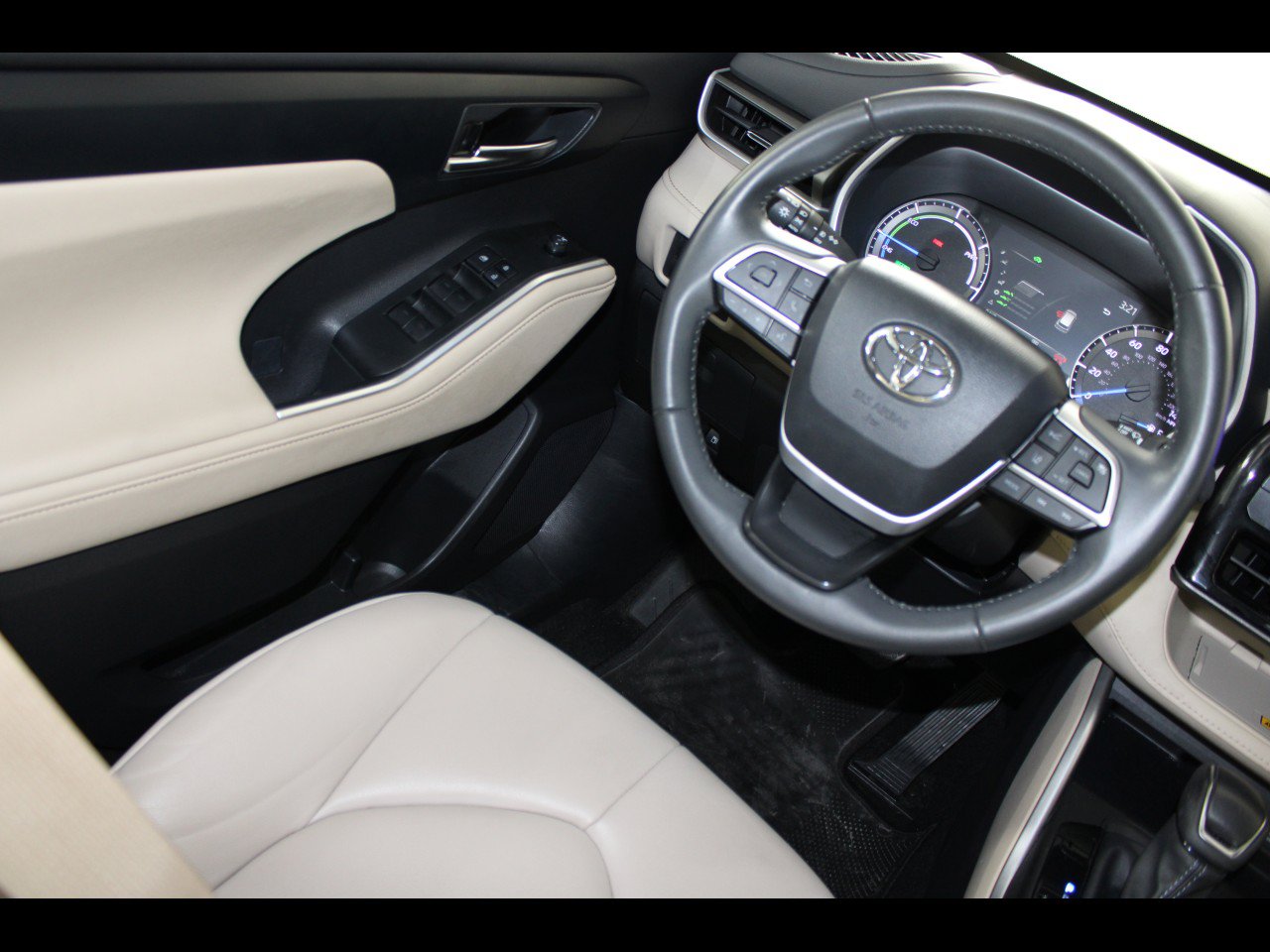 Used 2024 Toyota Highlander XLE FWD image 14