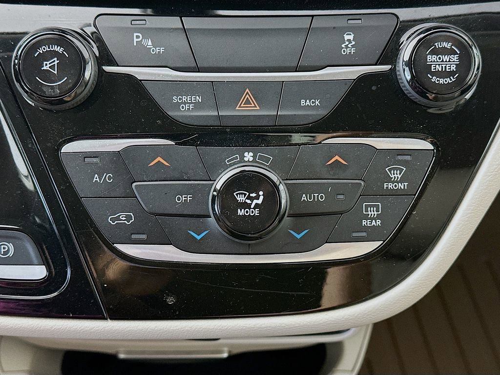 Used 2017 Chrysler Pacifica Touring-L FWD image 18