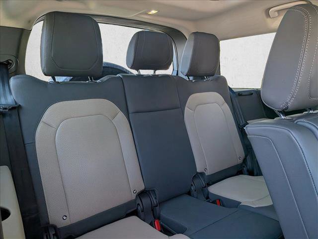 Used 2024 Land Rover Defender 130 X-Dynamic SE image 18