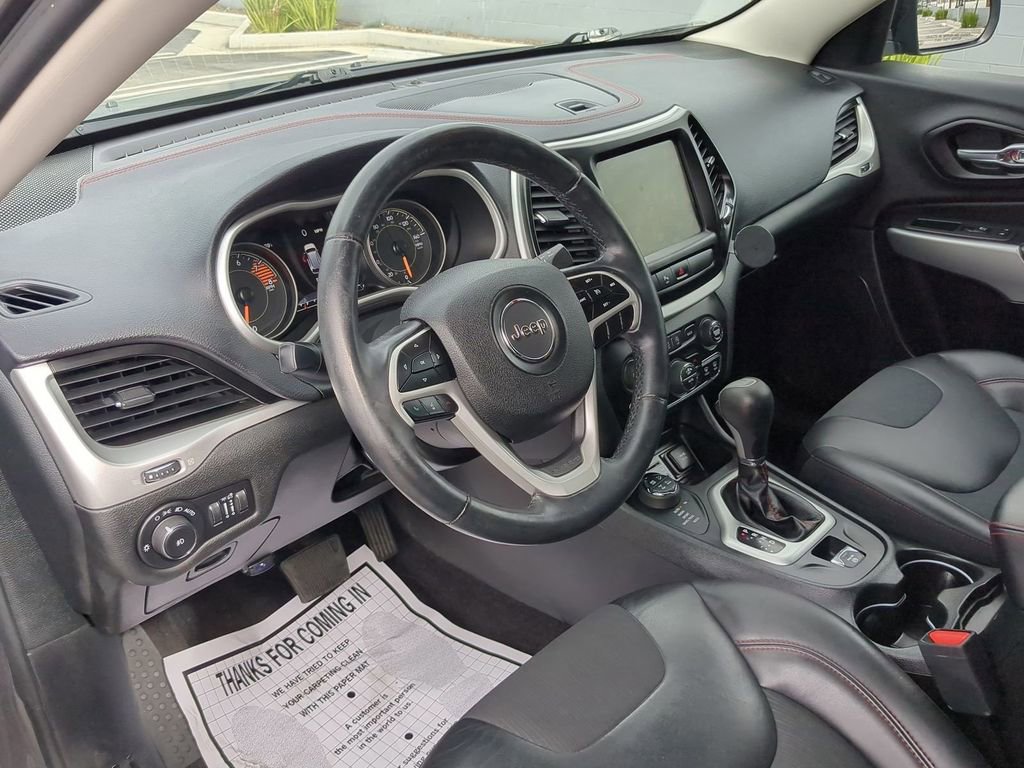 Used 2018 Jeep Cherokee Trailhawk AWD/4WD image 12