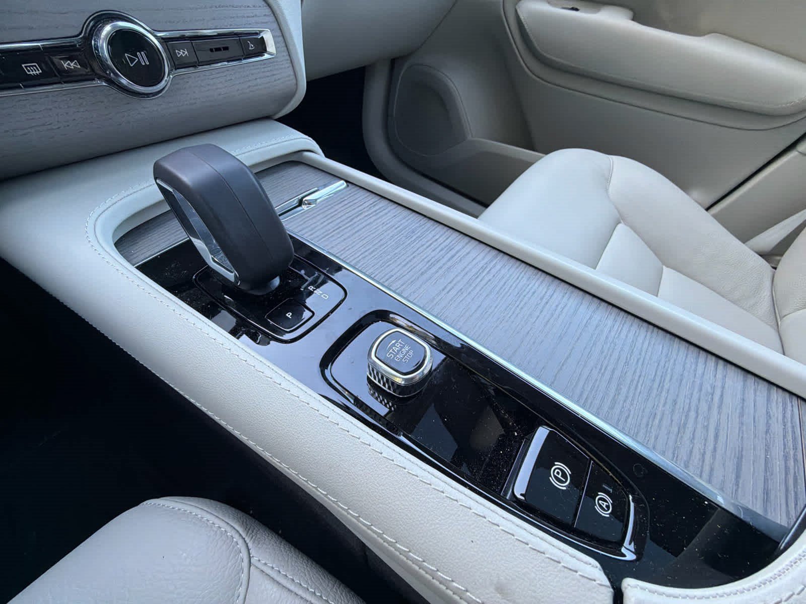 Used 2024 Volvo XC90 B6 Plus w/ Protection Package Premier AWD/4WD image 27
