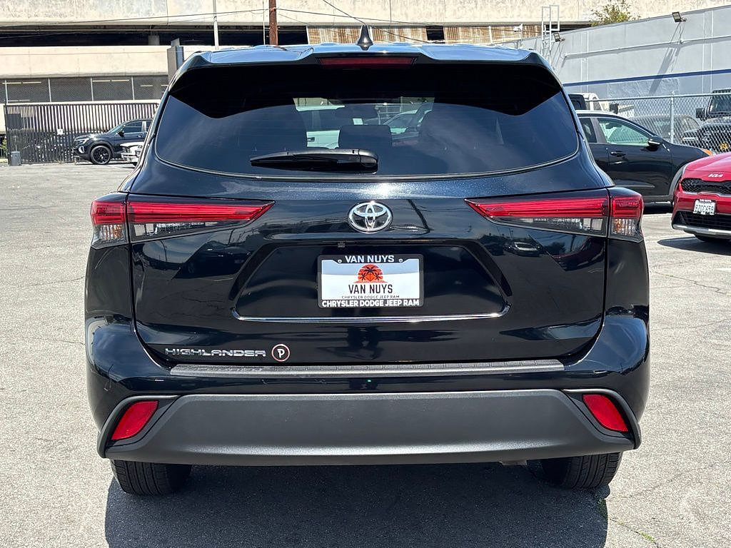 Used 2023 Toyota Highlander L FWD image 4
