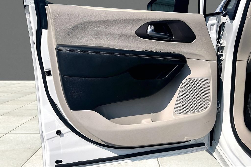 Used 2022 Chrysler Voyager LX FWD image 17
