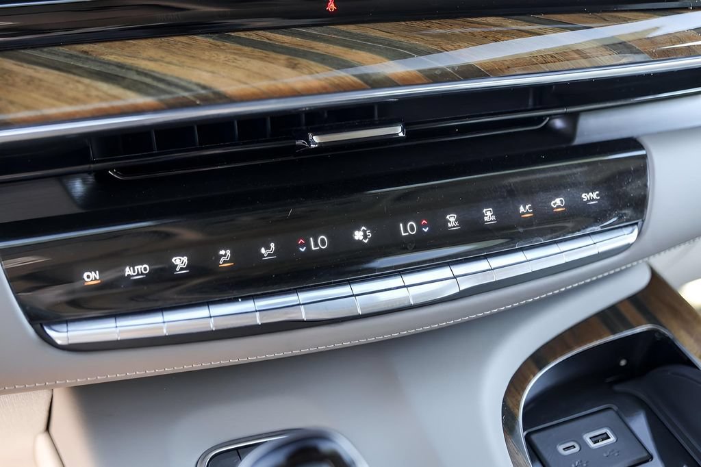 Used 2024 Cadillac Escalade Premium Luxury Platinum w/ Heavy-Duty Trailer Package AWD/4WD image 33