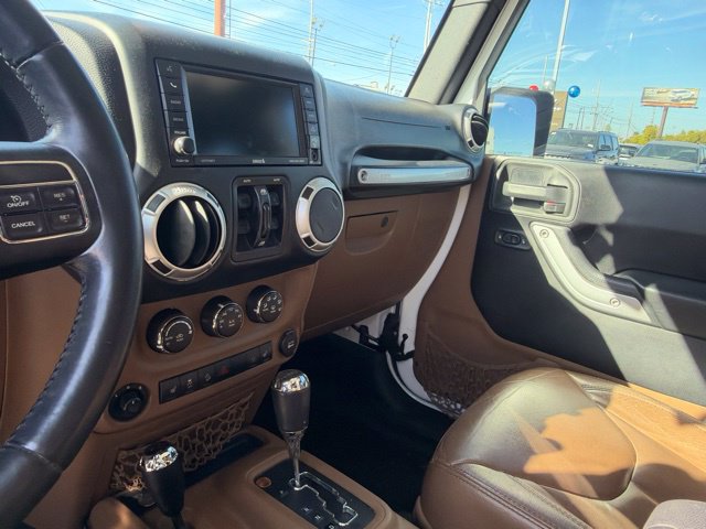 Used 2015 Jeep Wrangler Unlimited Sahara w/ Connectivity Group AWD/4WD image 10