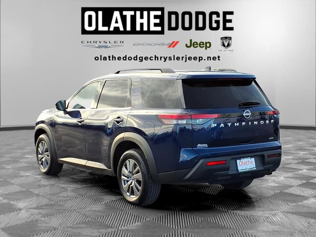 Used 2025 Nissan Pathfinder SV image 3
