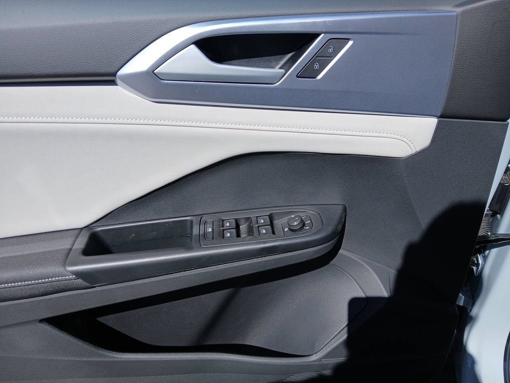 New 2026 Volkswagen Taos SE FWD image 11