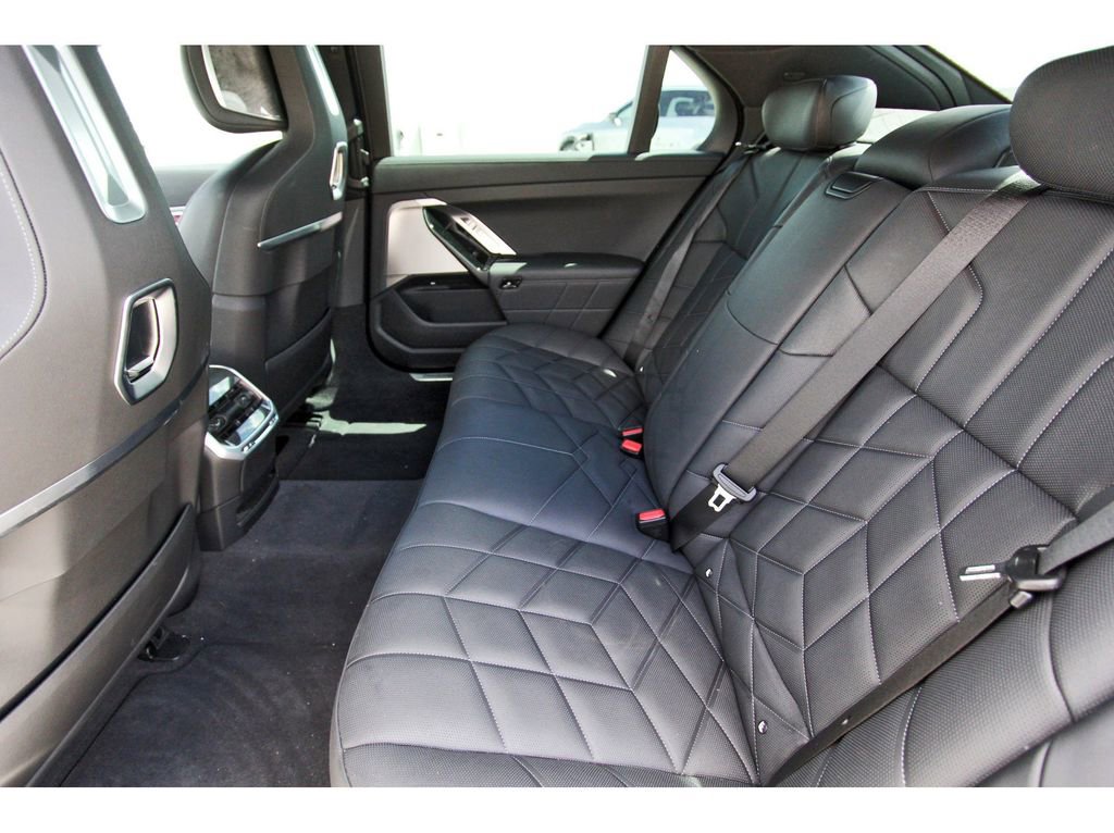 Used 2025 BMW 740i image 7