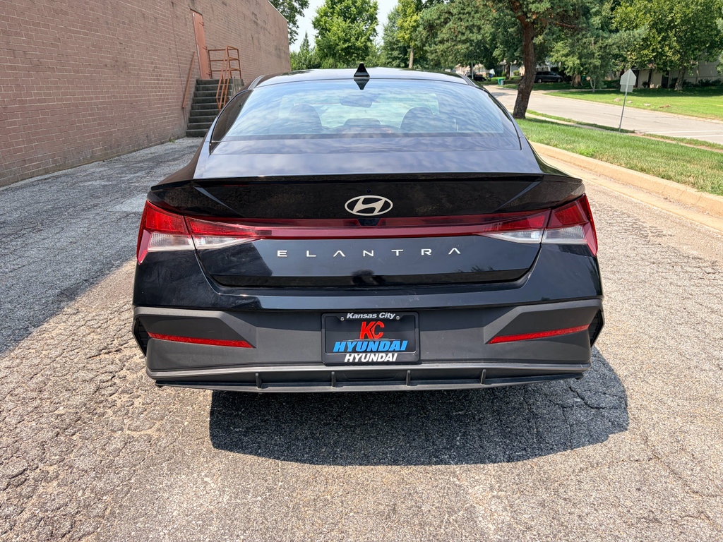 Used 2025 Hyundai Elantra Sport FWD image 4