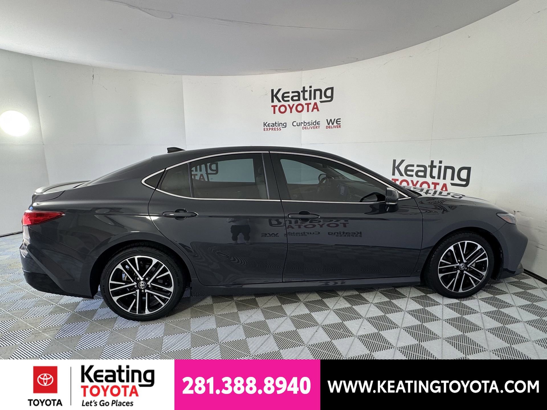 Used 2025 Toyota Camry XLE FWD image 5