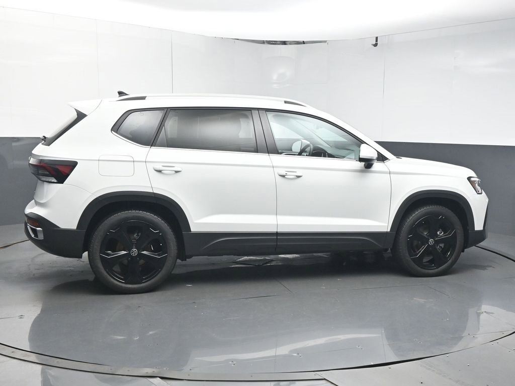 Used 2025 Volkswagen Taos SE image 8