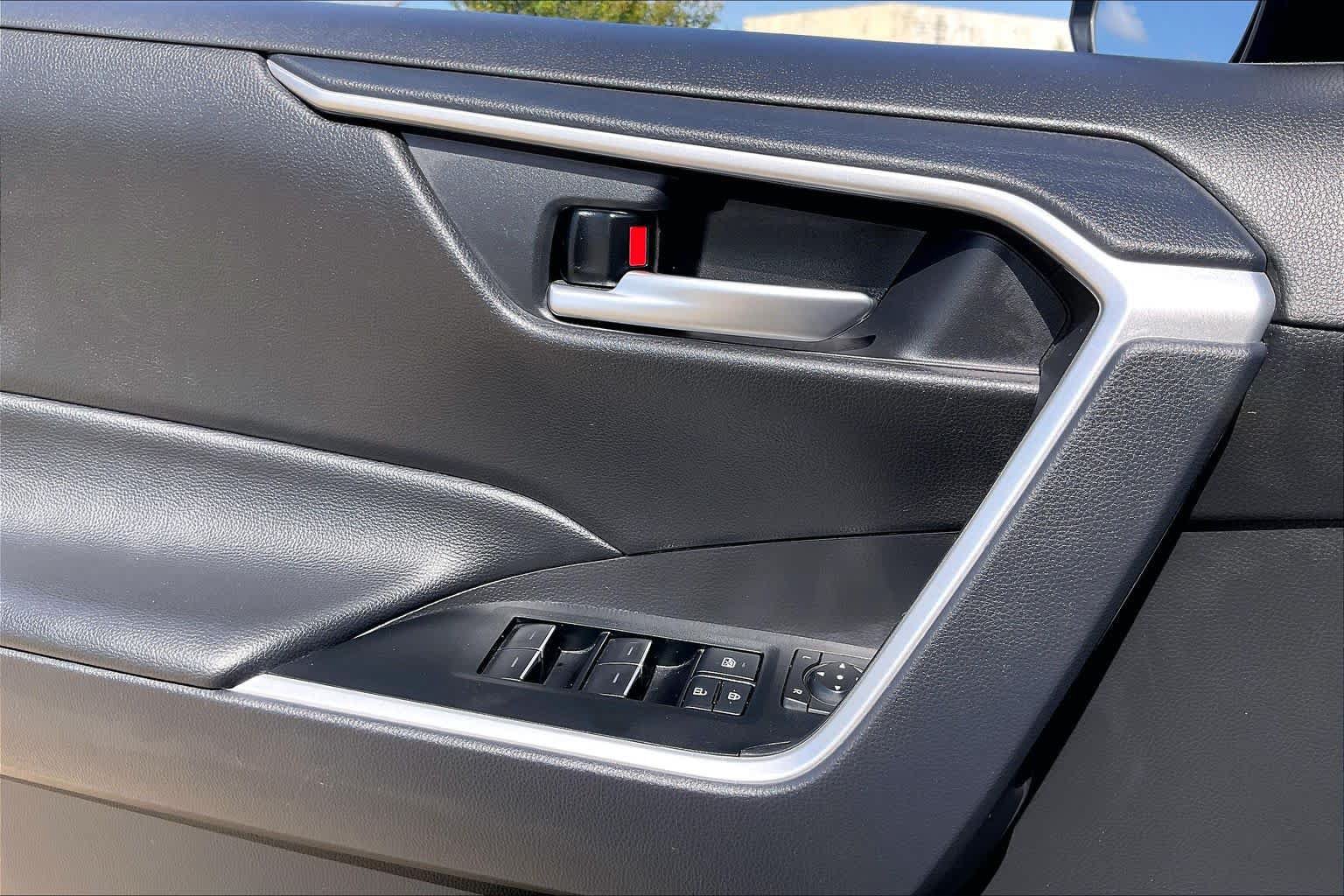 Used 2025 Toyota RAV4 XLE FWD image 29