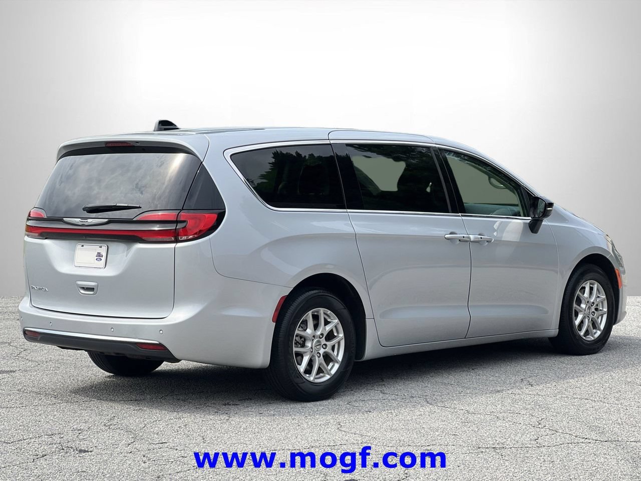 Used 2024 Chrysler Pacifica Touring-L FWD image 3