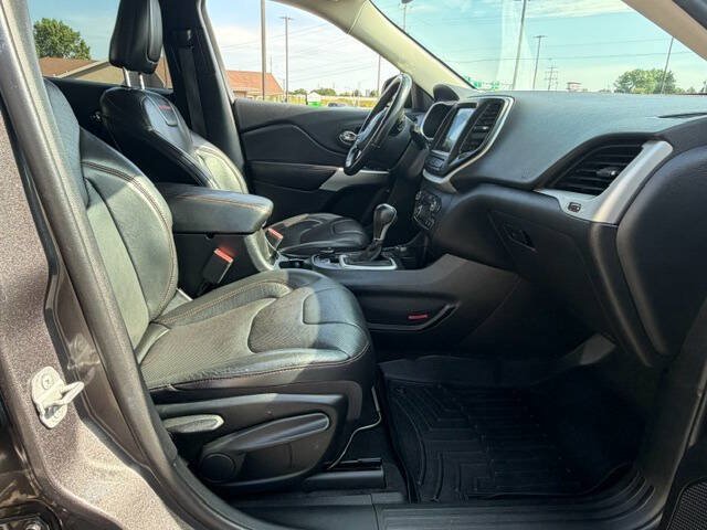Used 2018 Jeep Cherokee Trailhawk AWD/4WD image 15