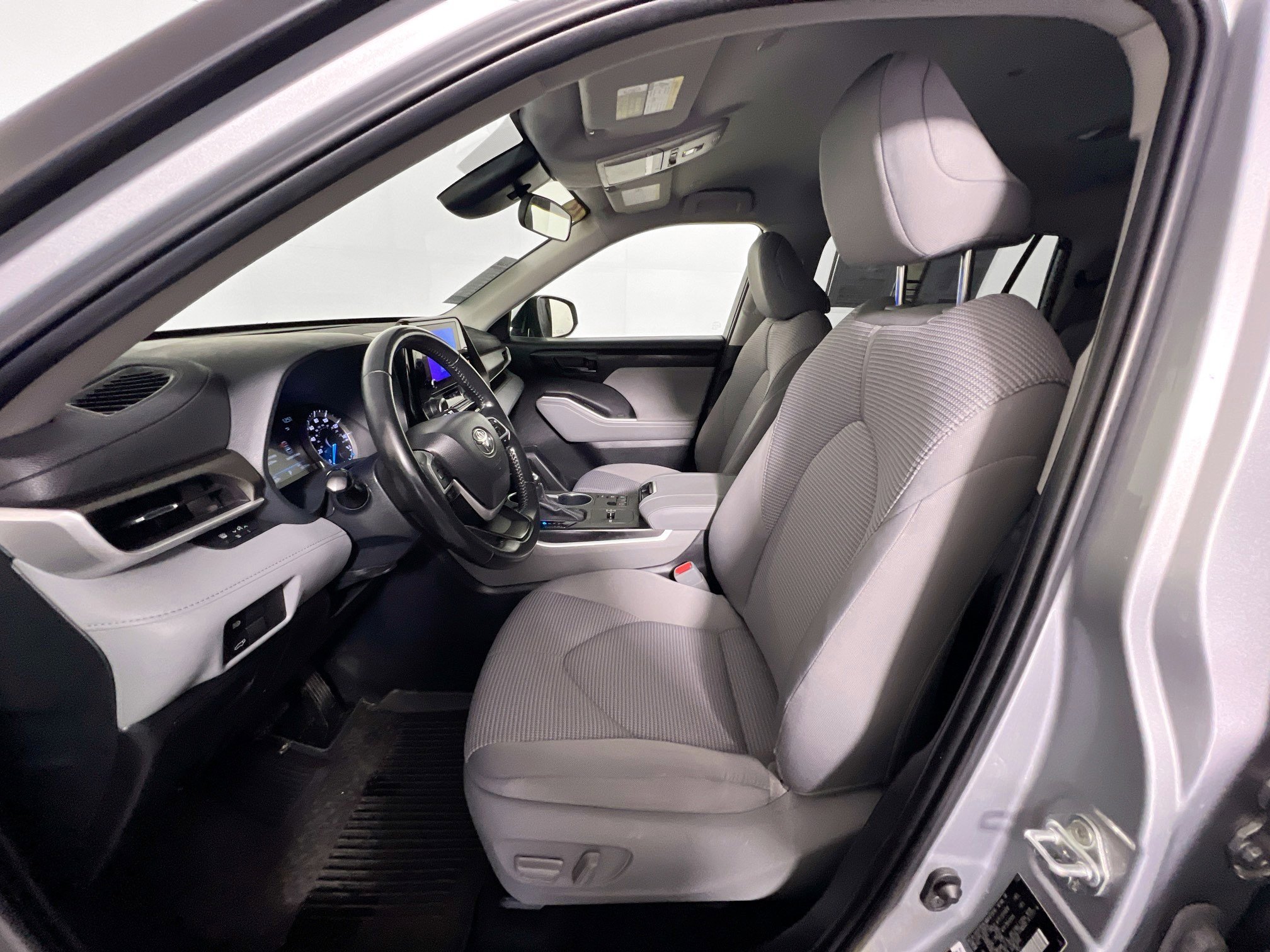 Used 2023 Toyota Highlander LE image 14