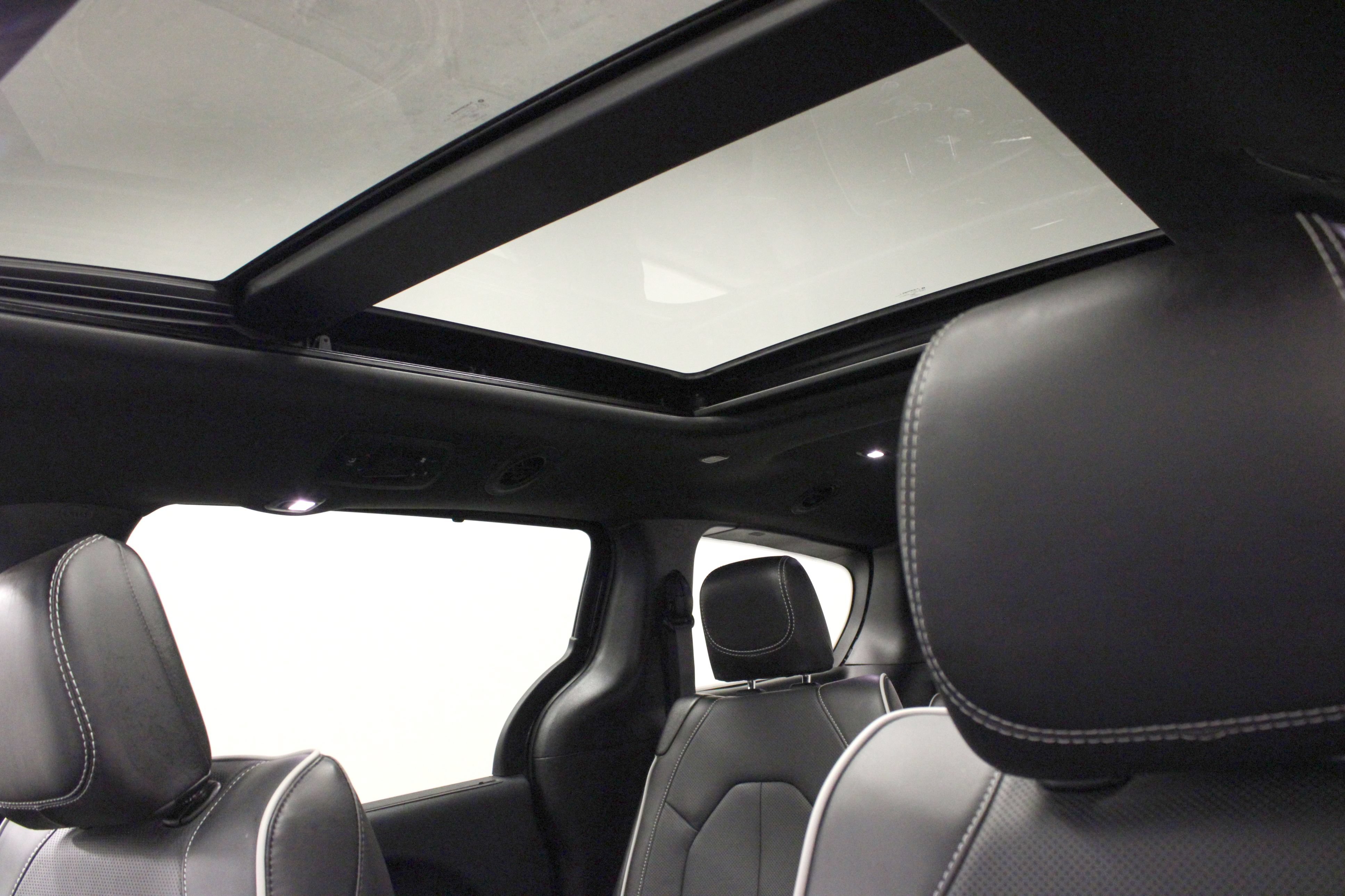 Used 2026 Chrysler Pacifica Limited w/ S Appearance Package FWD image 10