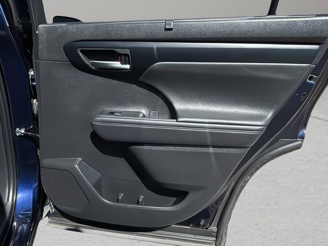 Used 2025 Toyota Highlander XLE FWD image 11