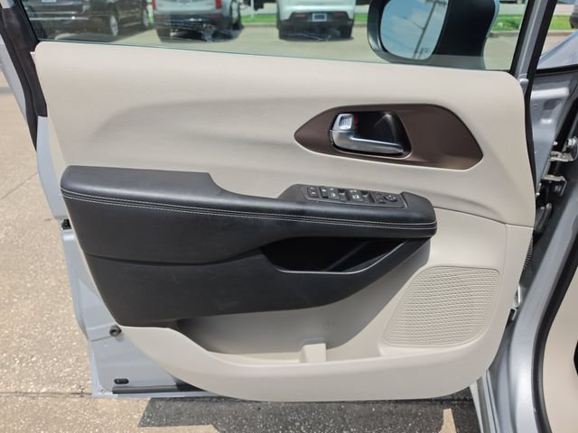 Used 2022 Chrysler Voyager LX FWD image 16