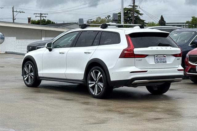 Used 2023 Volvo V60 B5 Cross Country Plus w/ Climate Package image 5
