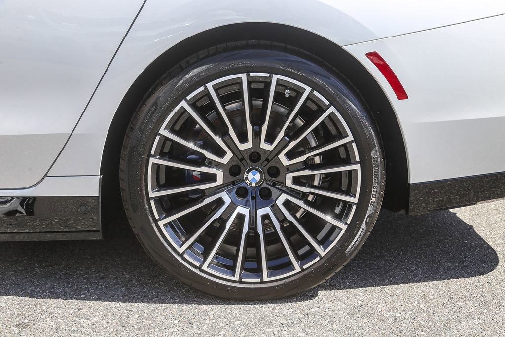 Used 2025 BMW i7 M70 w/ Executive Package AWD/4WD image 8