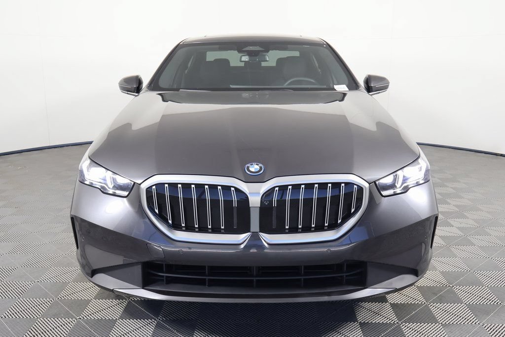 Used 2025 BMW i5 xDrive40 w/ Premium Package AWD/4WD image 2