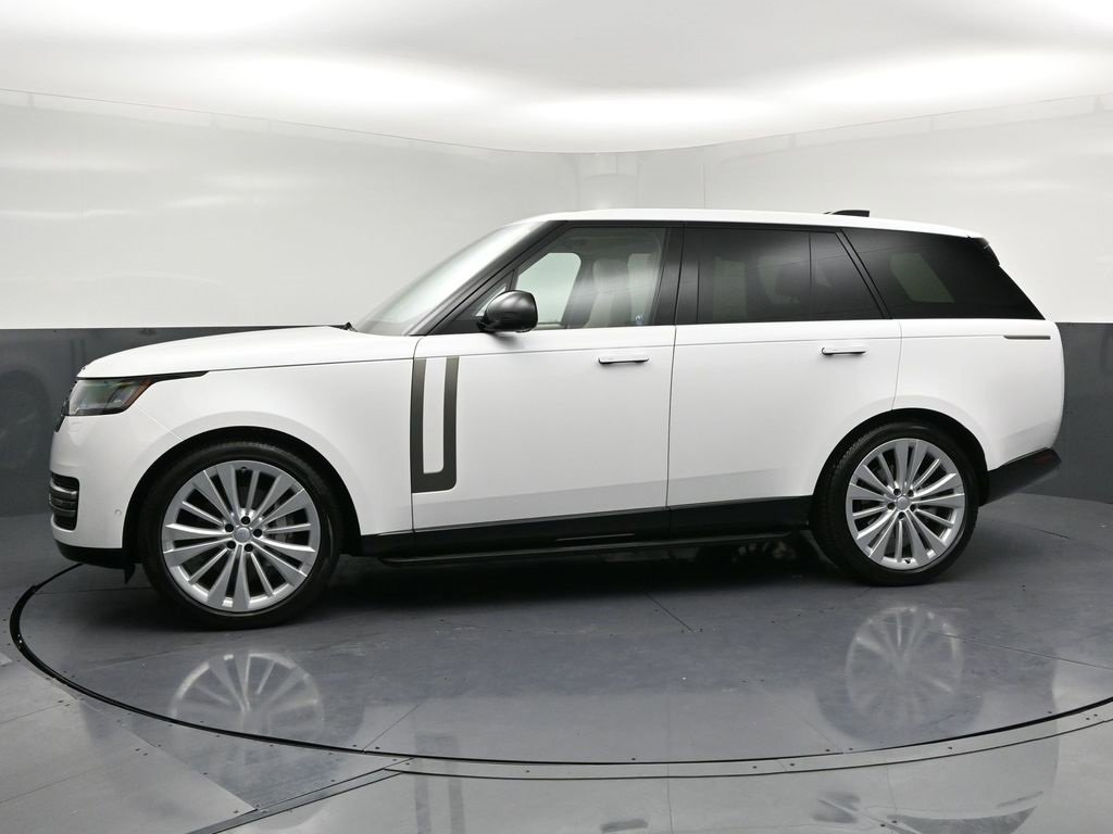 Used 2024 Land Rover Range Rover SE image 2