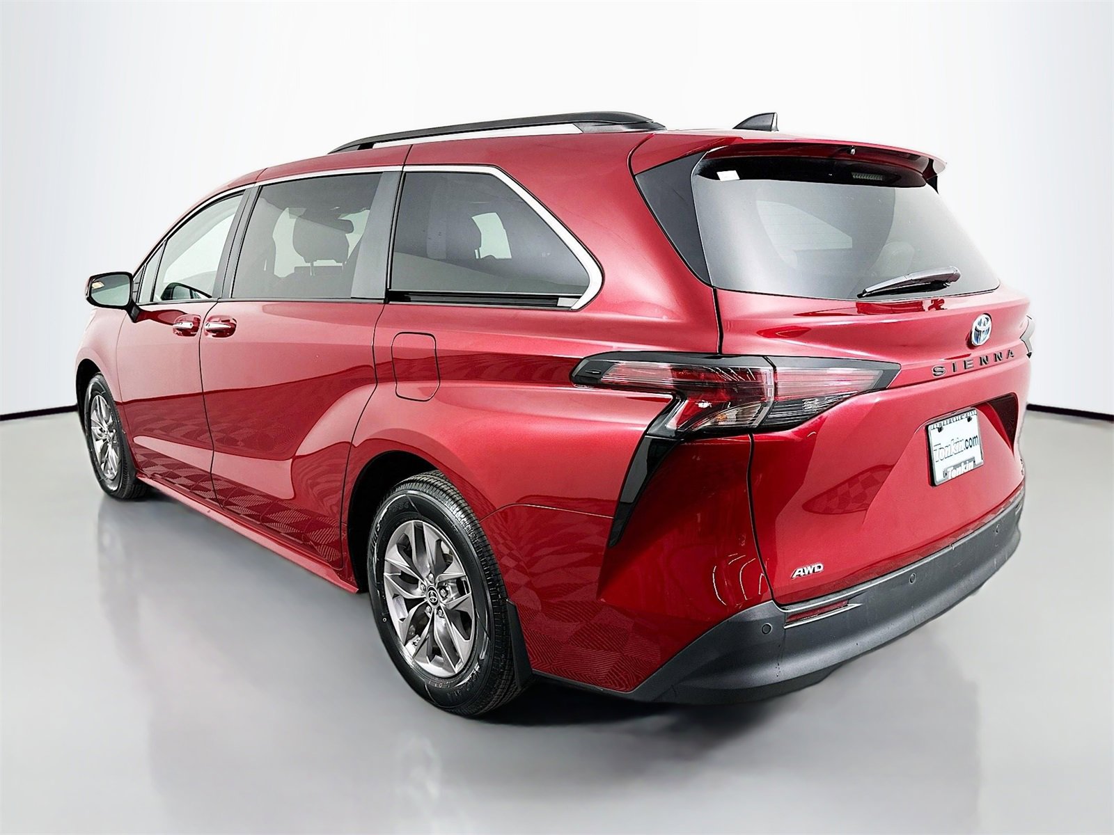 Certified 2023 Toyota Sienna XLE image 5