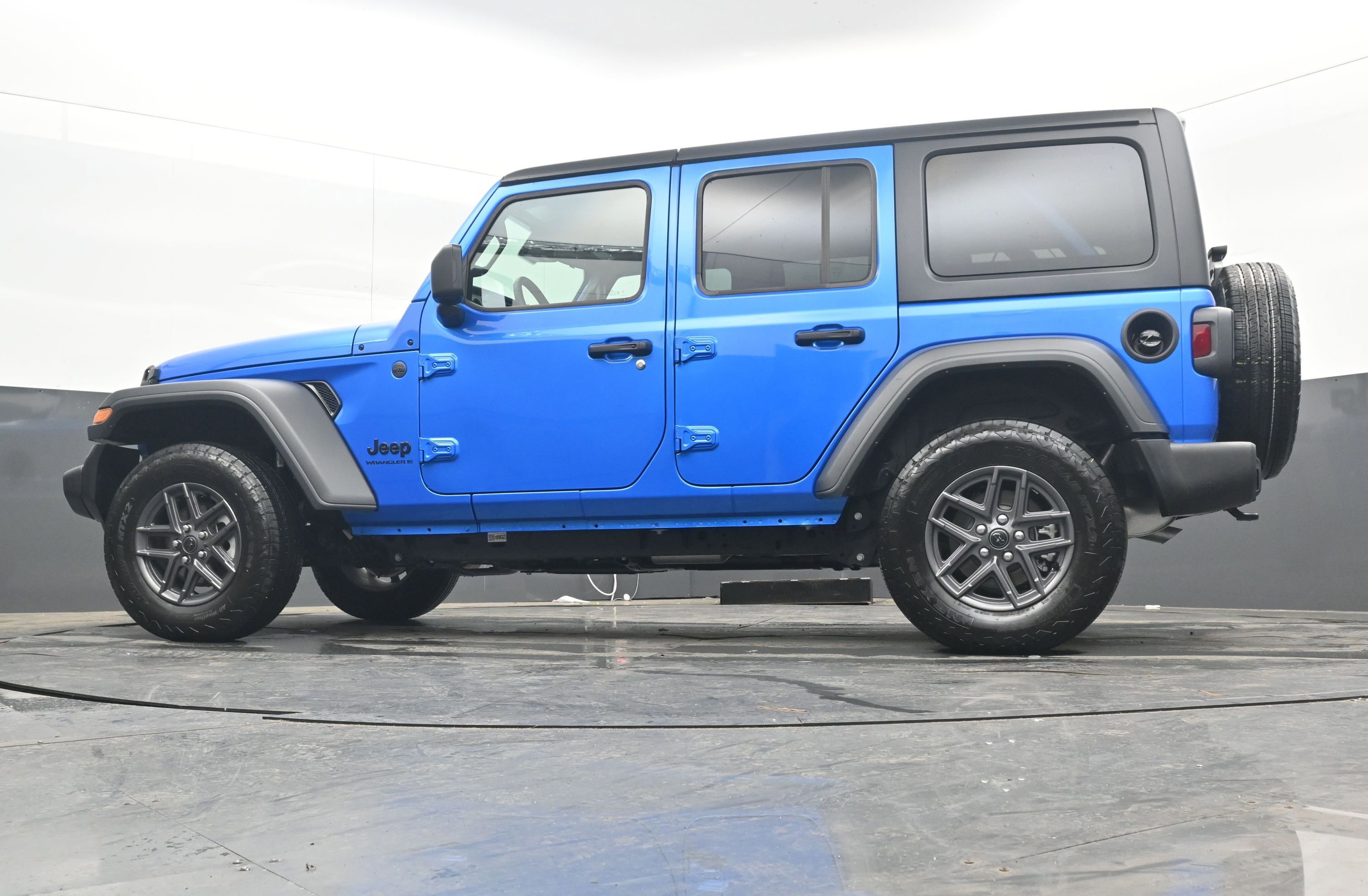 Used 2025 Jeep Wrangler Sport S image 27