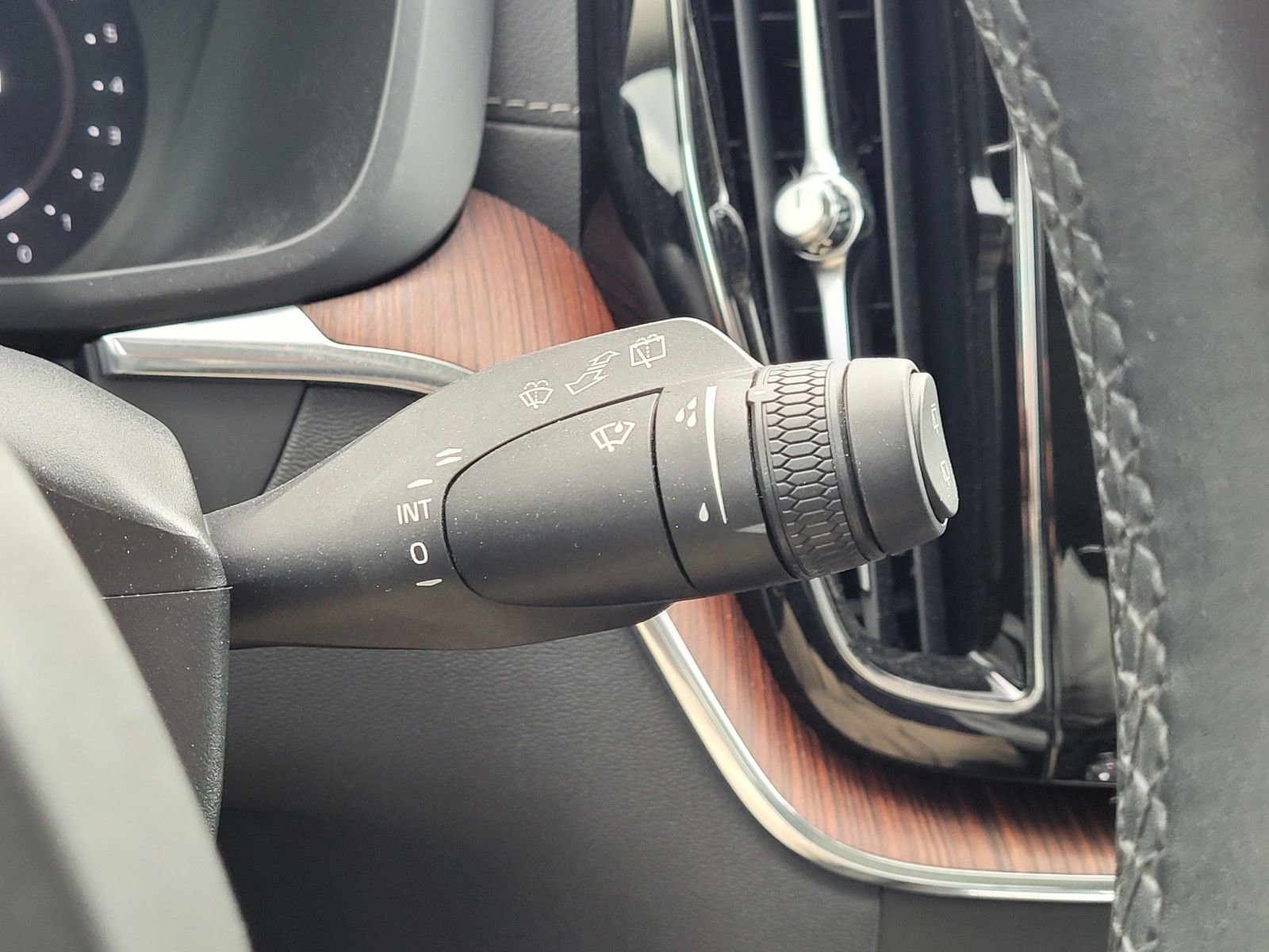 Certified 2023 Volvo XC60 B6 Ultimate w/ Protection Package Premier image 19